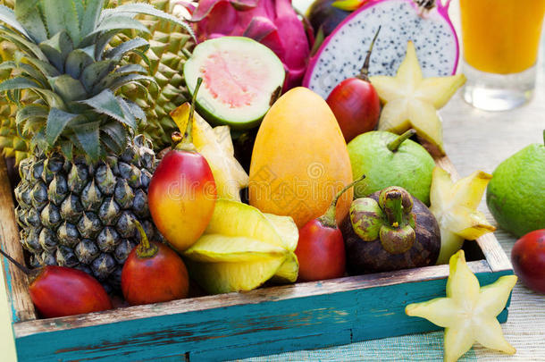 热带异国水果、冰沙和新鲜果汁的搭配