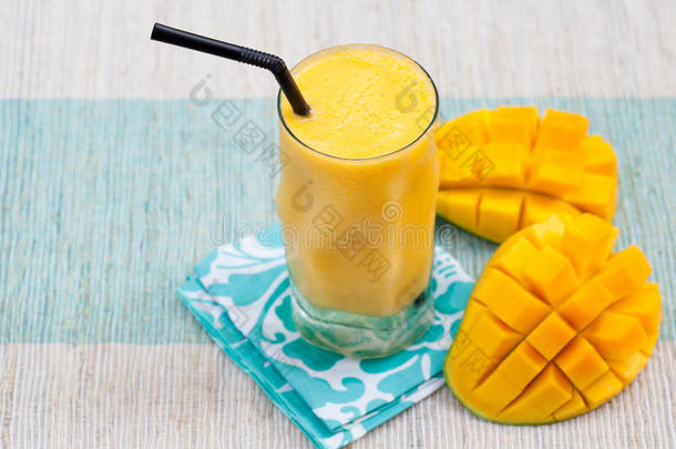 新鲜热带水果冰沙芒果汁