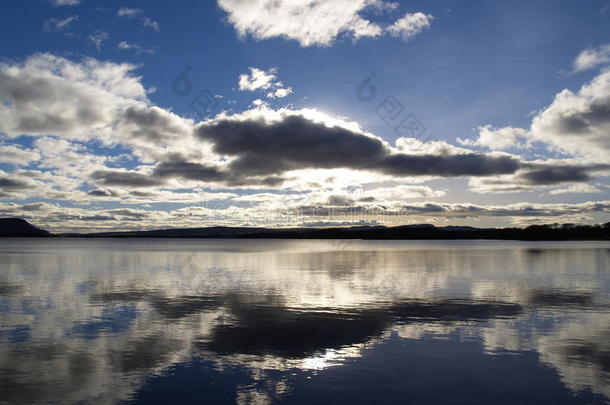 苏格兰湖上的反思时刻。