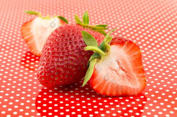 红色点缀背景上的新鲜草莓