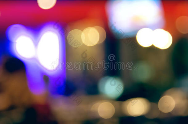 模糊的散焦光在酒吧城市抽象背景与