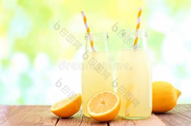 冷柠檬水在瓶子与非集中的户外背景