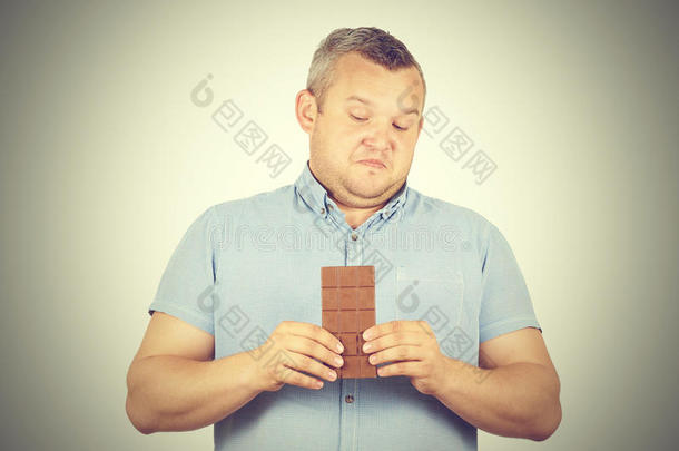 胖子拒绝巧克力。