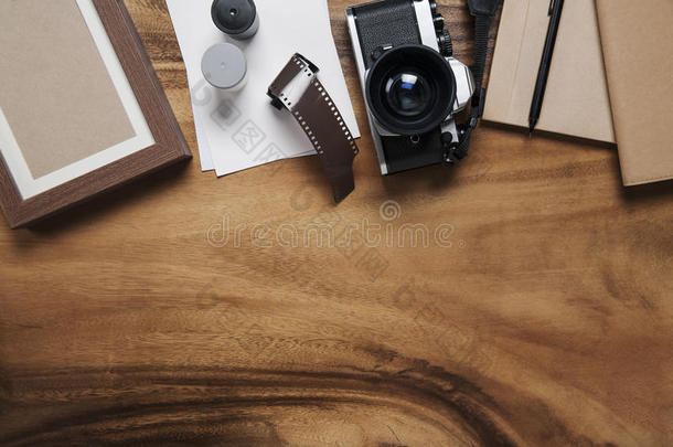 相机和用品，木制桌子上的空白相框
