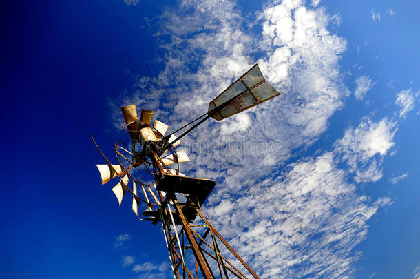 蓝天复古风车抽象背景