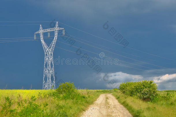 夏季风暴后野外电力线路