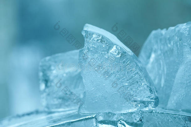 冷冻冰块宝石。 抽象水晶蓝色背景。 宏观观点，软焦点