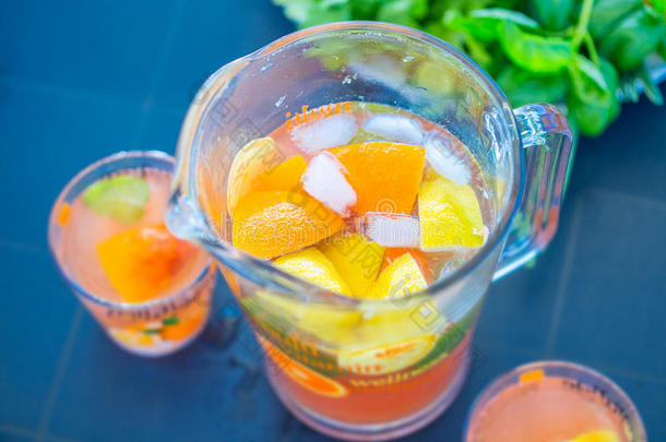 美丽健康的柑橘柠檬水，夏天的饮料，夏天的聚会在花园里