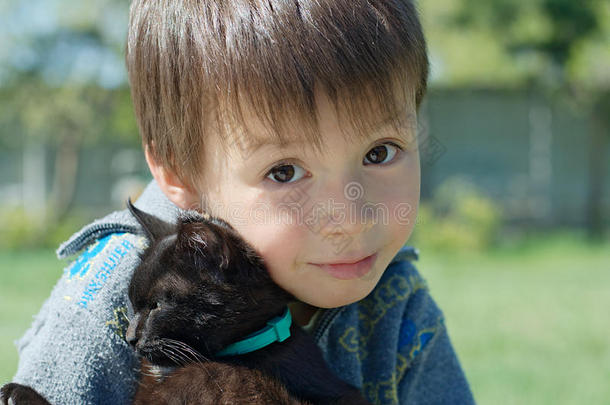 男孩拥抱黑色小猫
