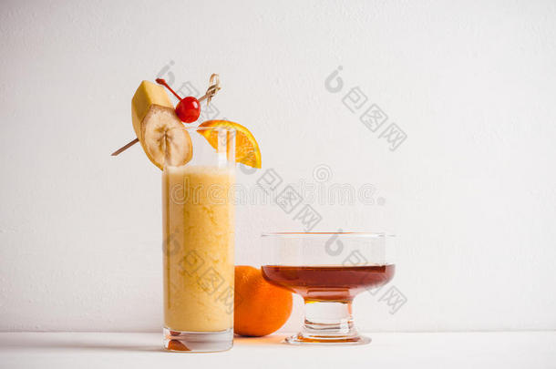 香蕉鸡尾酒与水果装饰