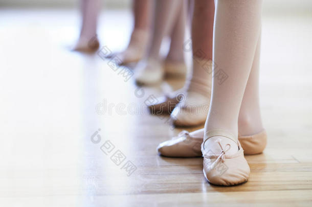 在儿童芭蕾<strong>舞蹈课</strong>上闭上双脚