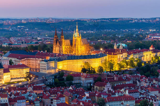 夜间圣维图斯大教堂和布拉格城堡(Hradcany)的鸟瞰