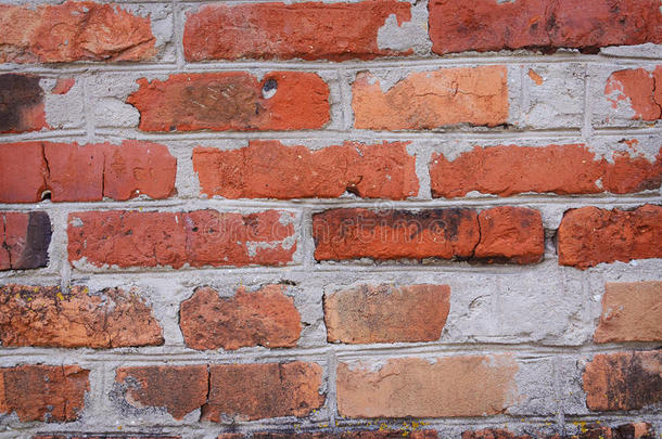 一个古老的凹凸不平砖墙的细节特写。