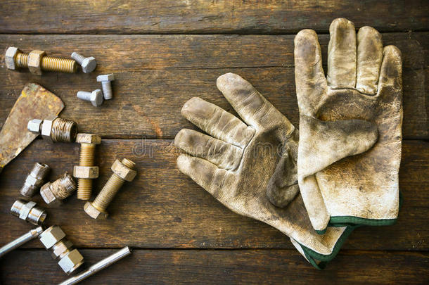 手工工具集或工作工具集背景，工具在行业工作中为一般工作或艰苦工作。 个人防护设备