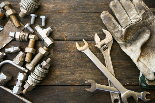 手工工具集或工作工具集背景，工具在行业工作中为一般工作或艰苦工作。 个人防护设备