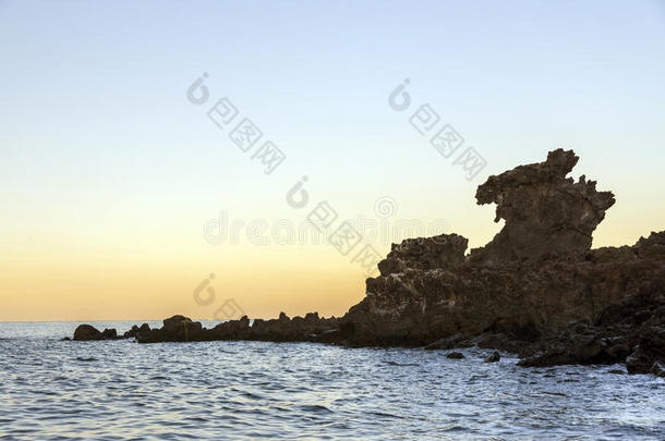 韩国济州岛<strong>著名的</strong>旅游<strong>景点</strong>。 在日落时，永渡姆<strong>的</strong>景色也被称为龙头岩。
