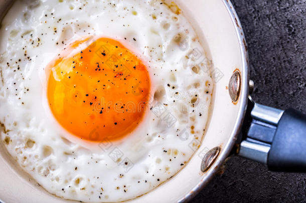 <strong>鸡蛋</strong>。 煎蛋。 <strong>鸡蛋</strong>。 在煎锅上关闭煎<strong>鸡蛋</strong>的视图。 咸的和五香的煎蛋
