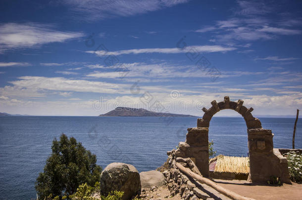 秘鲁蒂蒂卡卡湖上方的拱门