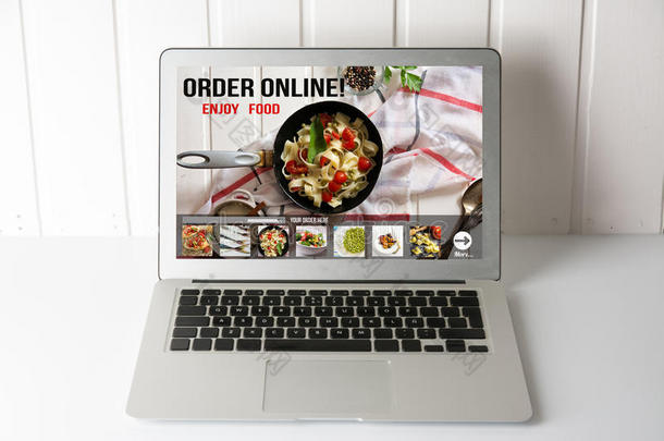 电脑与在线食品送货应用程序在屏幕上。 生活方式的概念