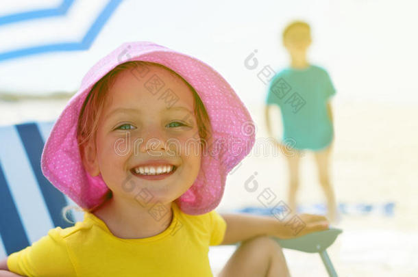 孩子特写肖像快乐微笑<strong>夏令营</strong>坐椅雨伞