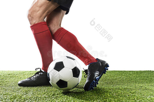 足球运动员穿着红色袜子和黑色鞋子跑步和运球，球在草地上<strong>打球</strong>