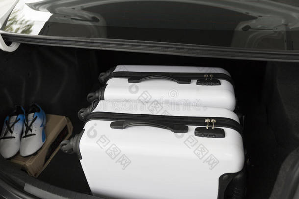 旅行概念的汽车行李箱中的行李