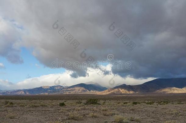 死亡谷盐滩和山脉