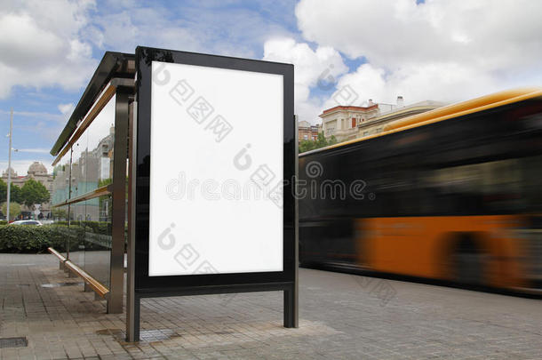 有空白广告牌的公共汽车站