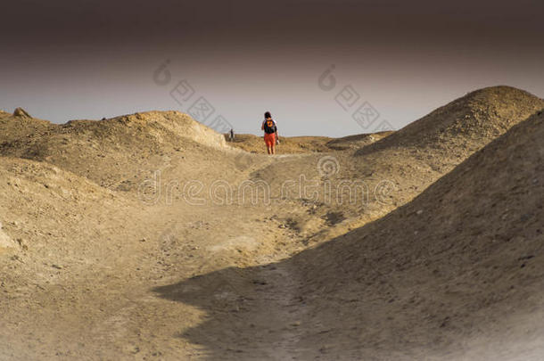 家人在沙漠徒步旅行