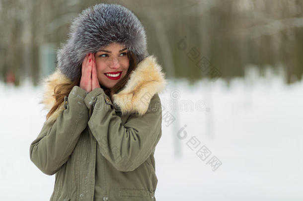 穿着冬衣和毛皮帽的漂亮女人