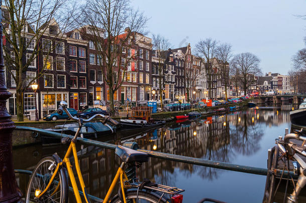 阿姆斯特丹黎明时的自行车、建筑物和船只