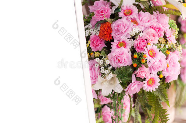 花束粉红色的花和相框白色