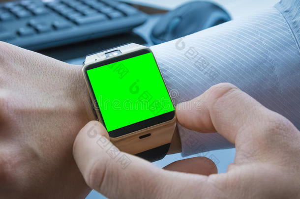 商务人士使用带有chroma键绿色屏幕的智能手表应用程序，新技术概念