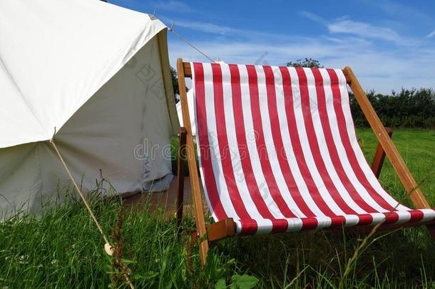 夏季音乐节上闪闪发光的野营帐篷