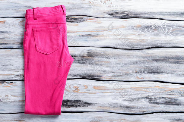 明亮的粉红色休闲裤。