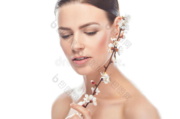 美丽的年轻女人拿着樱花枝