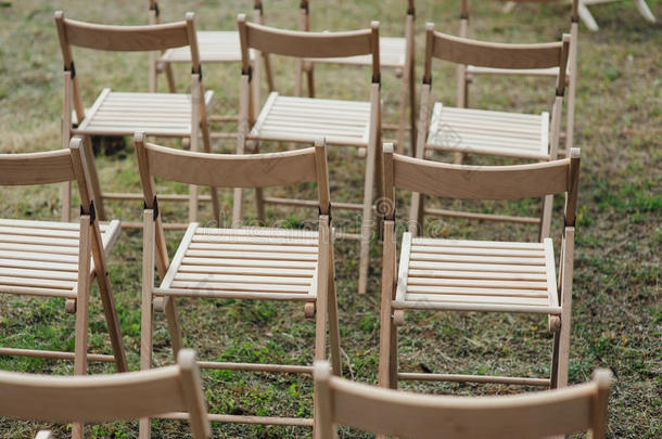为婚礼或其他<strong>餐饮活动</strong>准备的椅子。