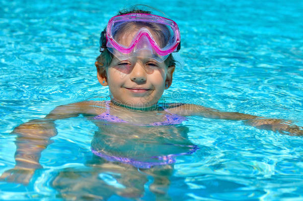 可爱的蹒跚学步的女孩在游泳P上享受暑假