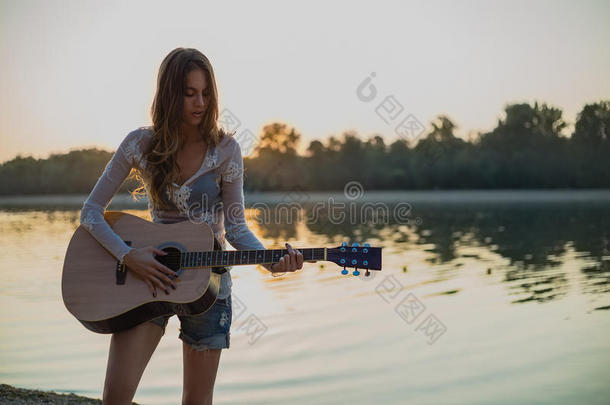 女孩在海滩上弹吉他