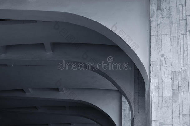 拱形石材天花板建筑细节的特写。 建筑城市极简主义背景。 黑白处理。