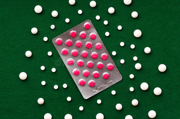 粉红色药丸在银水泡和溢出的白色圆周率的组成