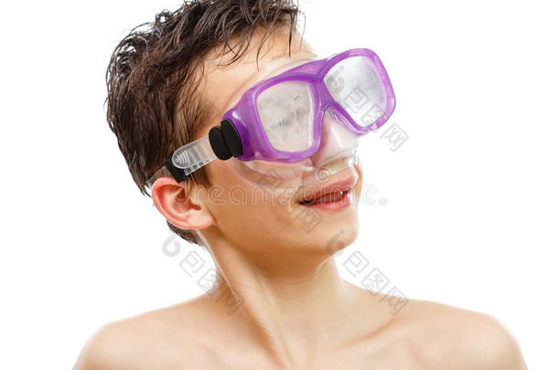 男孩潜水员在游泳面具与快乐的脸特写肖像，孤立在白色