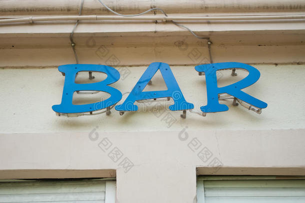 餐厅立面上的酒吧标志