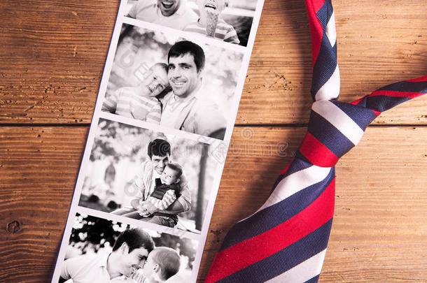 父亲日作文。 黑白照片，领带。 木棍