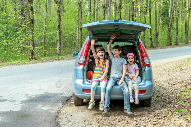 快乐的孩子在车里，家庭旅行，暑假旅行