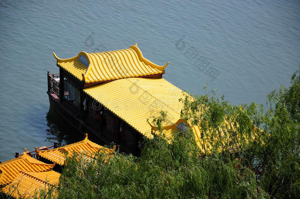 中国旅游船在水上