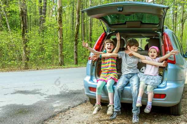 快乐的孩子在车里，家庭旅行，暑假旅行