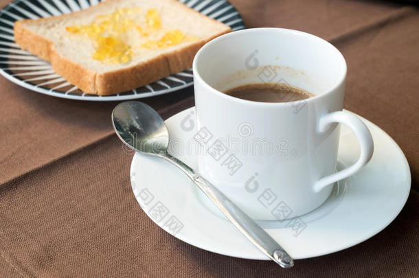 桌子上的面包和咖啡，咖啡，杯子，咖啡杯