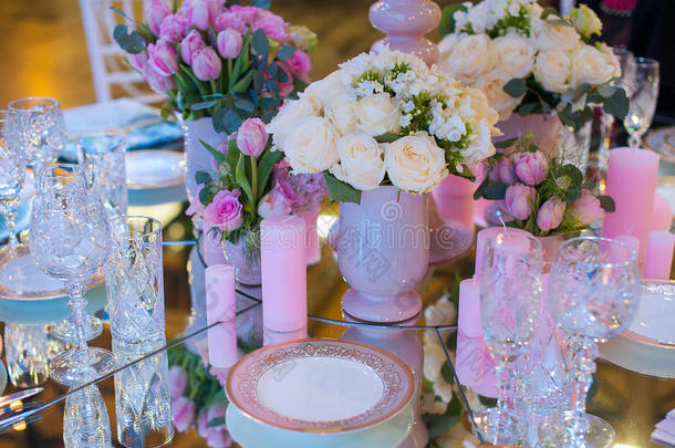 餐厅婚礼桌上鲜花的装饰
