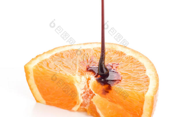 巧克力喷溅在橘子水果上